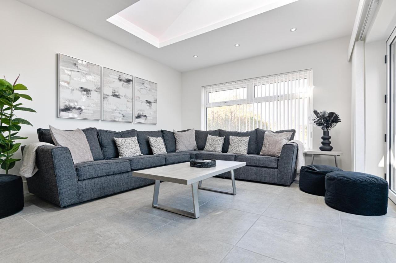Luxury Property With Hot Tub And Sea Views Oystermouth Экстерьер фото