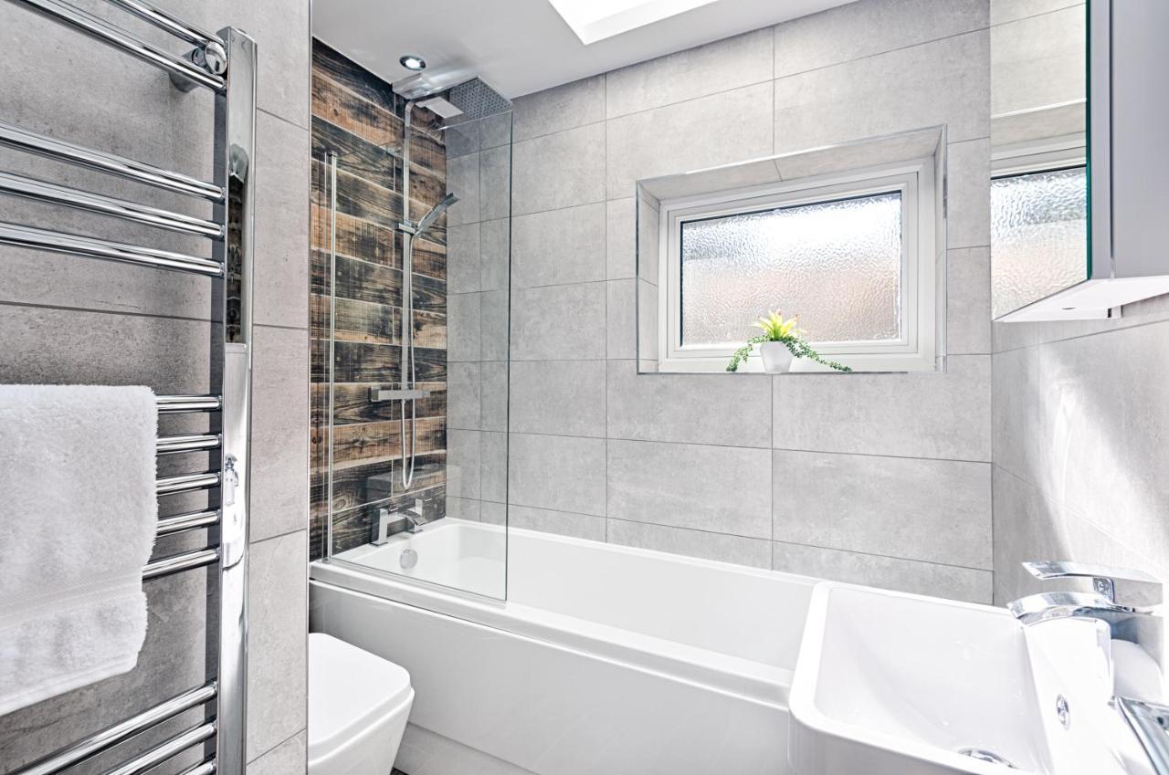 Luxury Property With Hot Tub And Sea Views Oystermouth Экстерьер фото