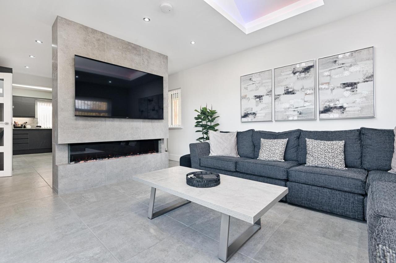 Luxury Property With Hot Tub And Sea Views Oystermouth Экстерьер фото