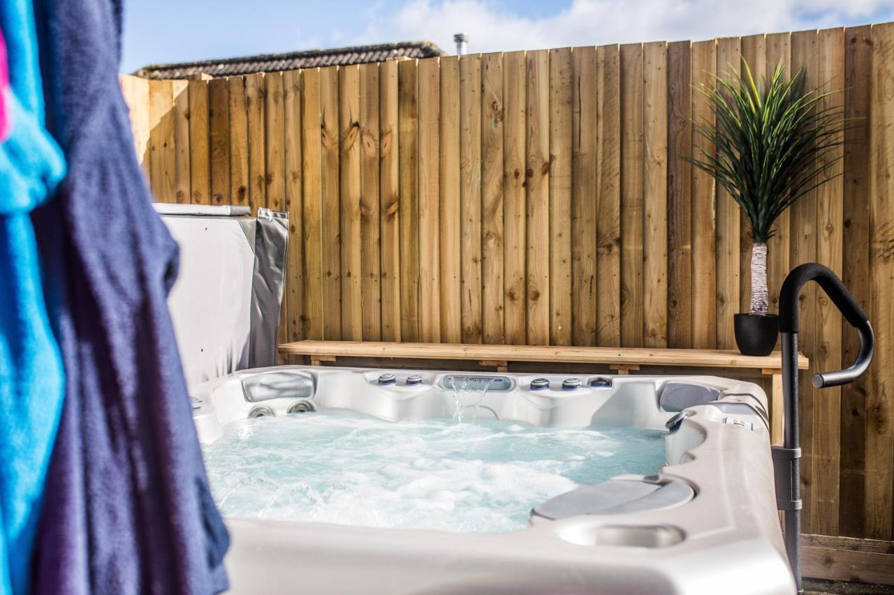 Luxury Property With Hot Tub And Sea Views Oystermouth Экстерьер фото