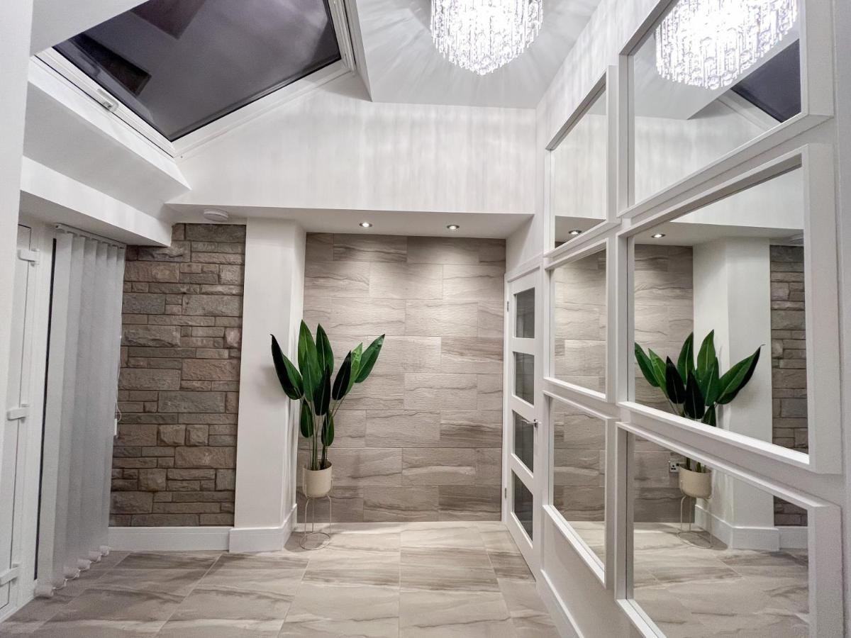 Luxury Property With Hot Tub And Sea Views Oystermouth Экстерьер фото
