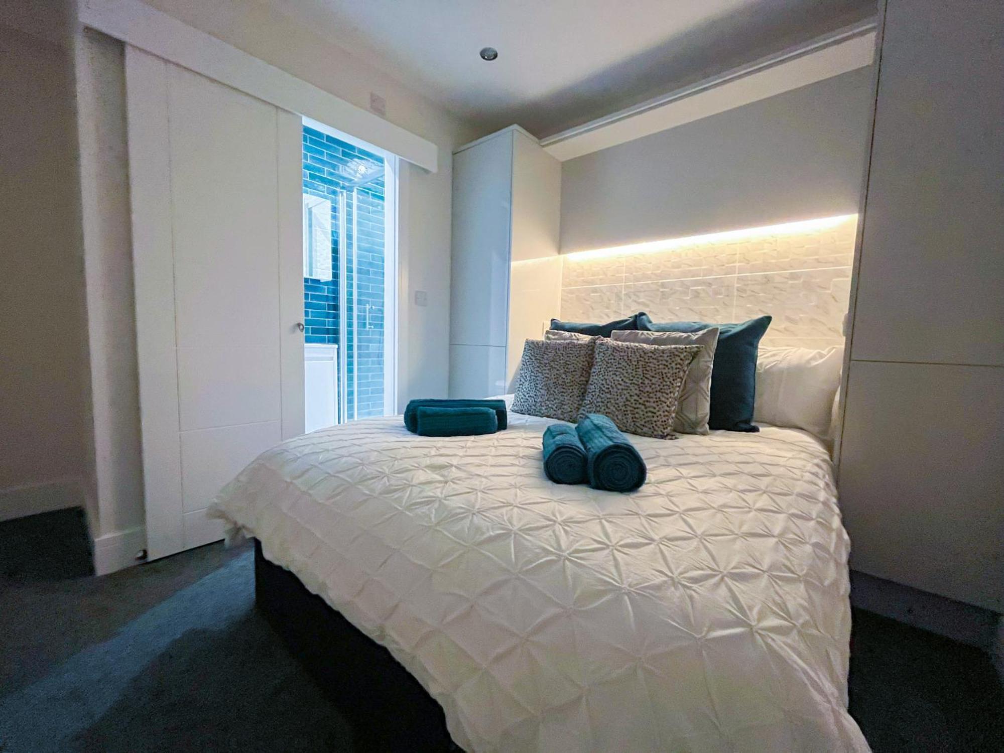 Luxury Property With Hot Tub And Sea Views Oystermouth Экстерьер фото